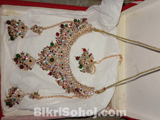 আর্কষণীয় নেকলেস সেট।